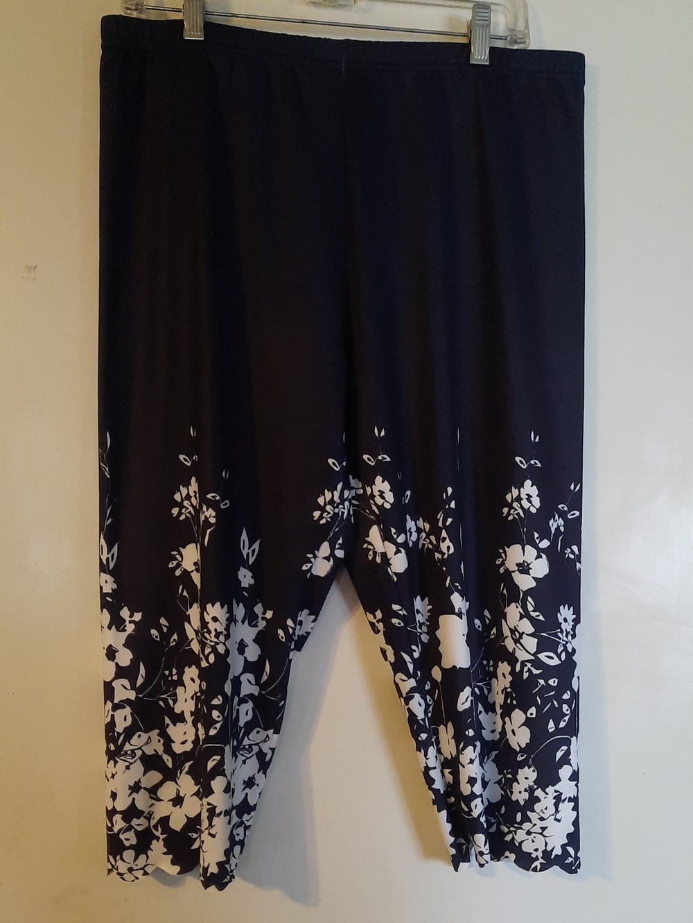 Black and White Floral Wide-Leg Women's Capris